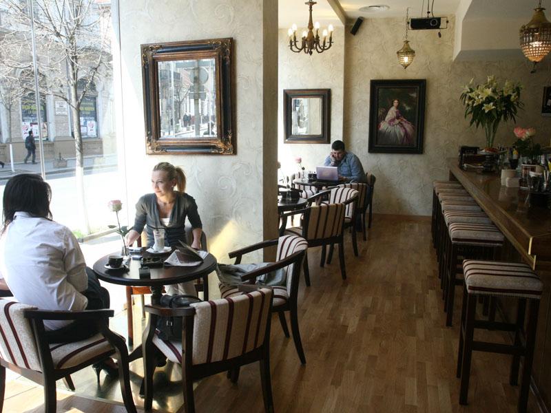 Cine îşi bea cafeaua în centru: “lumea bună” şi “lumea faină”