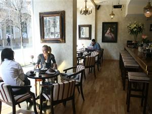 Cine îşi bea cafeaua în centru: “lumea bună” şi “lumea faină”