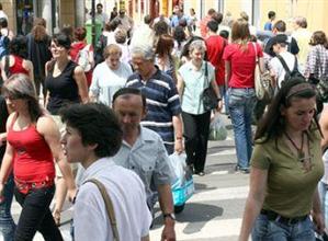 Populaţia României continuă să scadă