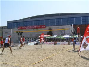 Competiţie de volei pe plajă cu 25 de echipe la Sala Sporturilor 