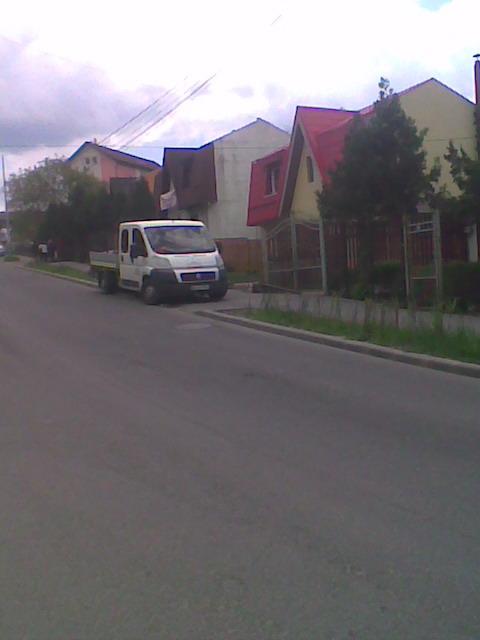 Şi-a făcut gard la vilă cu mașina firmei care are contract cu instituţia unde e şef FOTO