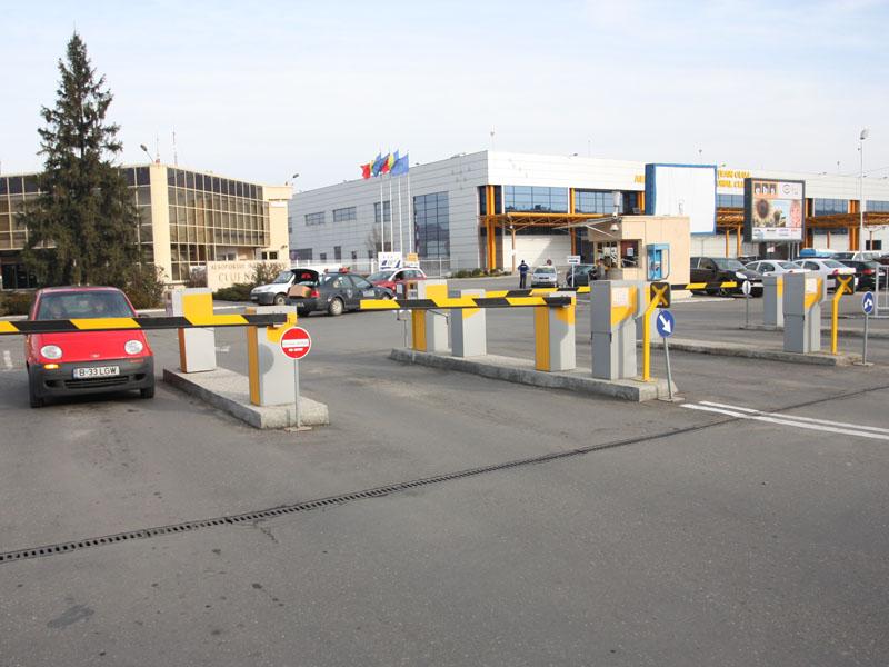 Intrare nouă, semafor şi benzi de preselecţie la aeroport