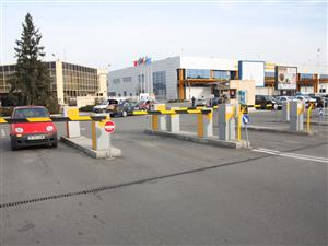 Intrare nouă, semafor şi benzi de preselecţie la aeroport