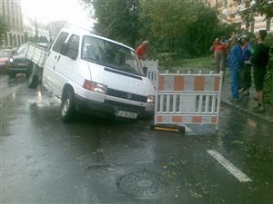 Bilanţul primăriei, după furtună: acoperişuri smulse sau sparte, maşini lovite. Din fericire, nicio victimă omenească
