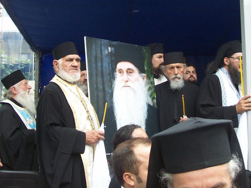 Mii de ortodocşi la înmormântarea părintelui Arsenie Papacioc GALERIE FOTO