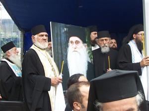 Mii de ortodocşi la înmormântarea părintelui Arsenie Papacioc GALERIE FOTO