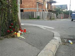 Candele şi flori unde a murit motociclistul de 21 de ani