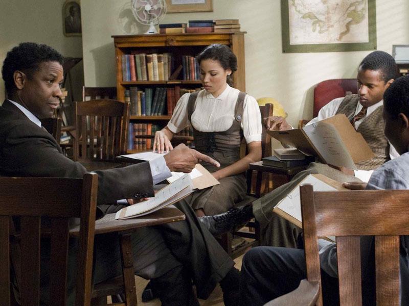 Priveşte, citeşte!: Film după bestseller, Denzel Washington şi “Omu’ de la Zoo”