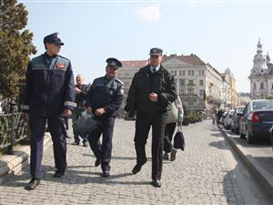 Fierbere în Poliţia Cluj: restructurarea, atacată în instanţă       