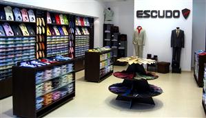 Haine româneşti cu ţesături din Italia într-un magazin deschis în mall-ul din Gheorgheni