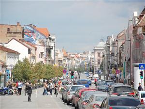 Primăria vrea să scoată maşinile din centru