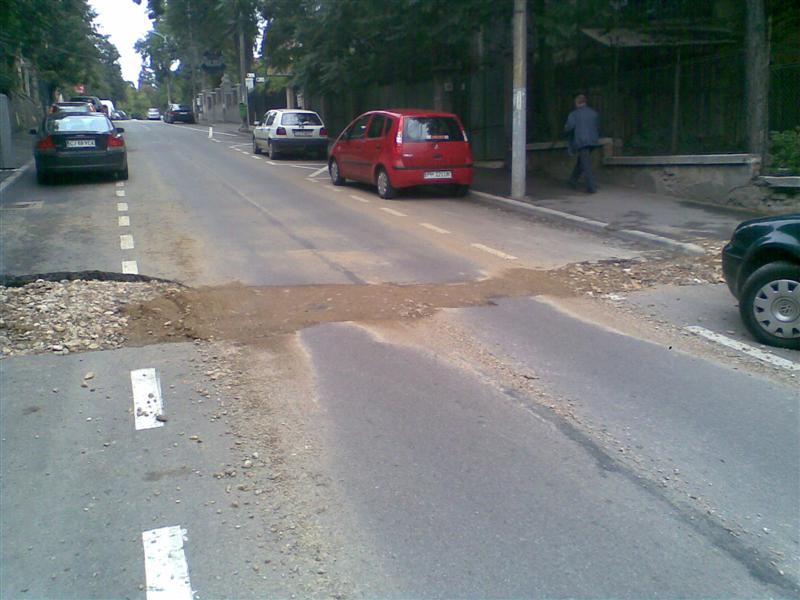 ŞTIREA TA Stradă spartă dintr-un trotuar în celălalt, în Gruia FOTO