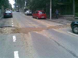 ŞTIREA TA Stradă spartă dintr-un trotuar în celălalt, în Gruia FOTO