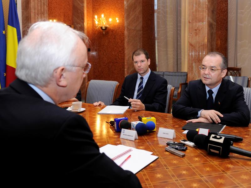 Boc, între “ciocanul” FMI şi “nicovala” alegerilor