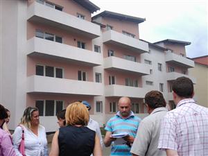 20 de familii rămân fără locuinţe pentru că investitorul a pierdut terenul