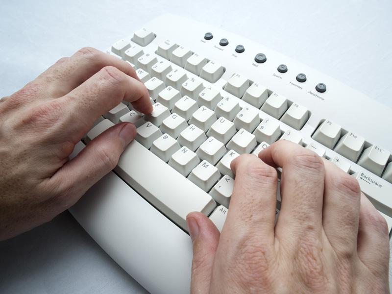 Fiul de magistrat avea rol de “săgeată” în reţeaua de escroci