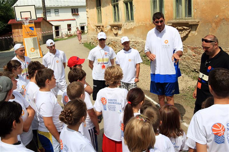 RMGC l-a chemat pe Ghiţă Mureşan la Roşia Montană ca să-i înveţe baschet pe copii