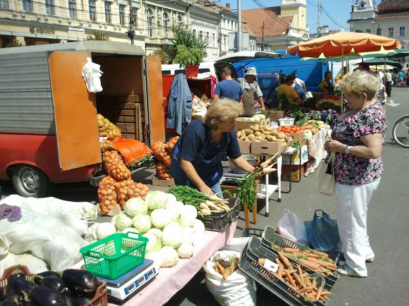 Vânzătorii din piaţa volantă: “Nu ştim dacă vom mai veni în alt loc”