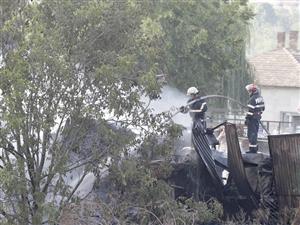 Incendiul a mistuit un depozit în Iris