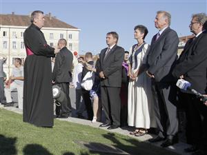Plăcuţa de la Matei Corvin, subiect de discuţie între prefect şi preşedintele Ungariei