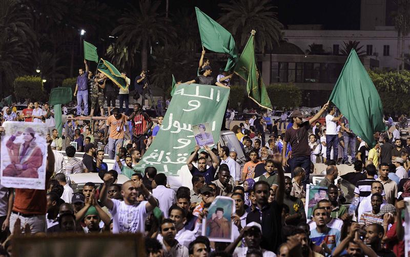 Confruntări violente în Libia. Trei dintre fiii liderului libian au fost arestaţi de rebeli