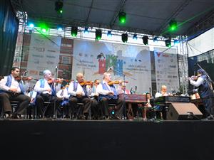 Ungurii au cucerit Piaţa Unirii, cu “Ciocârlia”