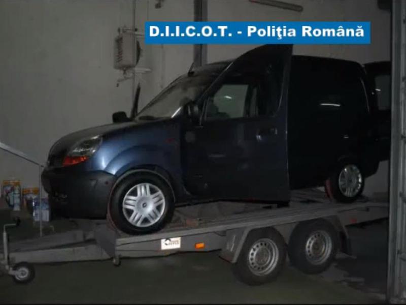Au adus o maşină din Olanda. Bonus: o geantă cu droguri      