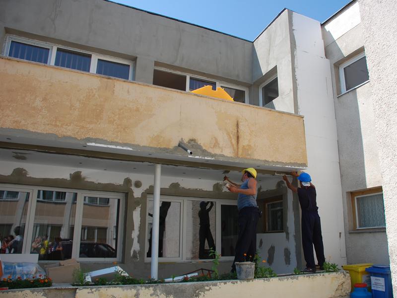 Se mai lucrează la reparaţii în 42 de şcoli din oraş       