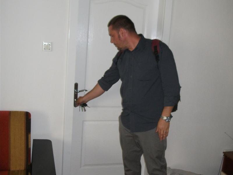 Şi-au cumpărat apartament, dar îl împart cu vechii locatari         