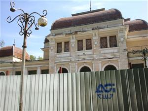 Angajaţi de la Primărie la cinematograful Mărăşti şi cazino-ul din parcul central