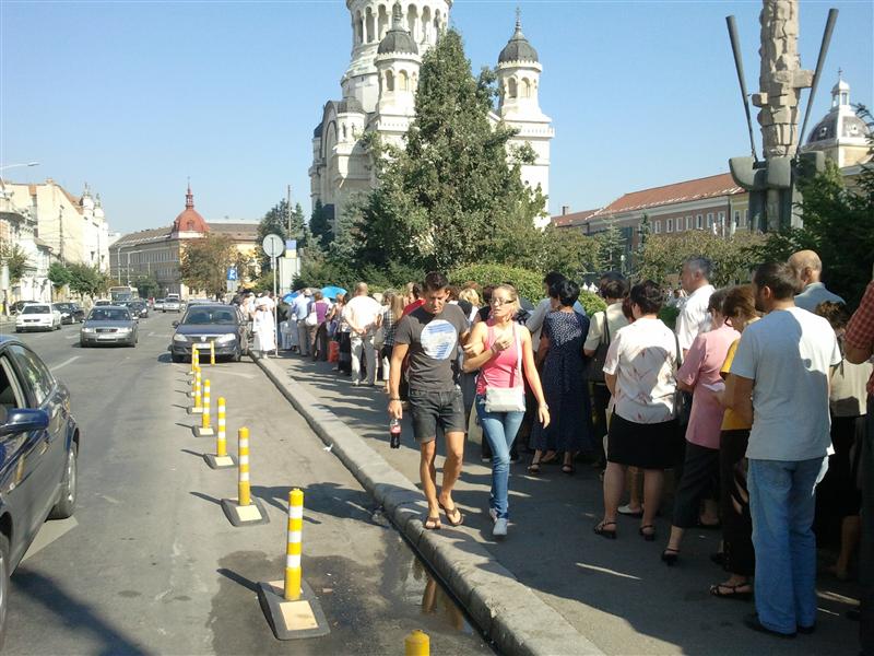 Mii de credincioşi ortodocşi se închină la moaştele de la Catedrala Mitropolitană VIDEO