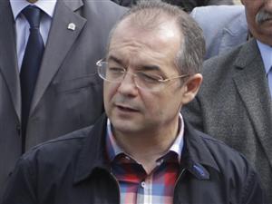 Boc îşi mai riscă o dată mandatul de dragul comasării alegerilor