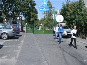 Tânăr înjunghiat de elevul pe care l-a lovit