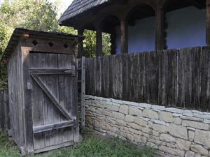 Toalete de patrimoniu, bătute în cuie din pricina “turiştilor”