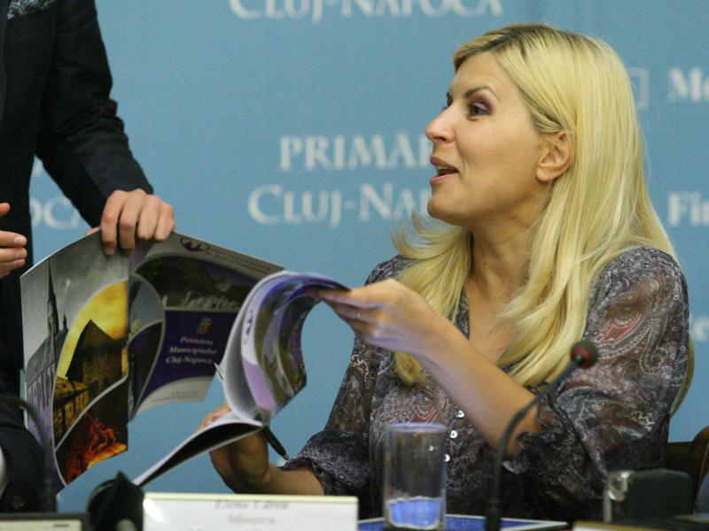 Udrea a semnat contractul pentru pistele de bicicliști de la Cluj
