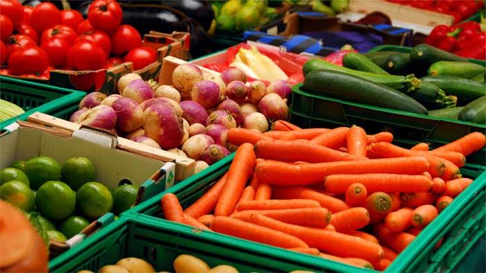 Peste 5 tone de fructe şi legume, confiscate din piaţa agroalimentară din Dezmir