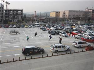 Parkingul de la aeroport, blocat de clădiri şi litigii   
