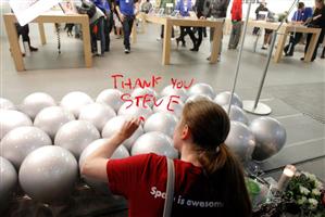 Lumea îşi ia adio de la Jobs. Mărul său, pus lângă cele ale lui Adam şi Newton