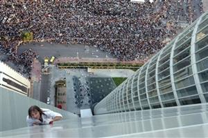 Francezul Alain Robert, poreclit spiderman, va escalada astăzi hotelul Intercontinental din Bucureşti VIDEO