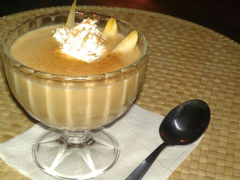 Maestrul Tibi Kiss-Budai vă prezintă reţeta săptămânii: Cremă de pere cu cafea, şampanie şi frişcă