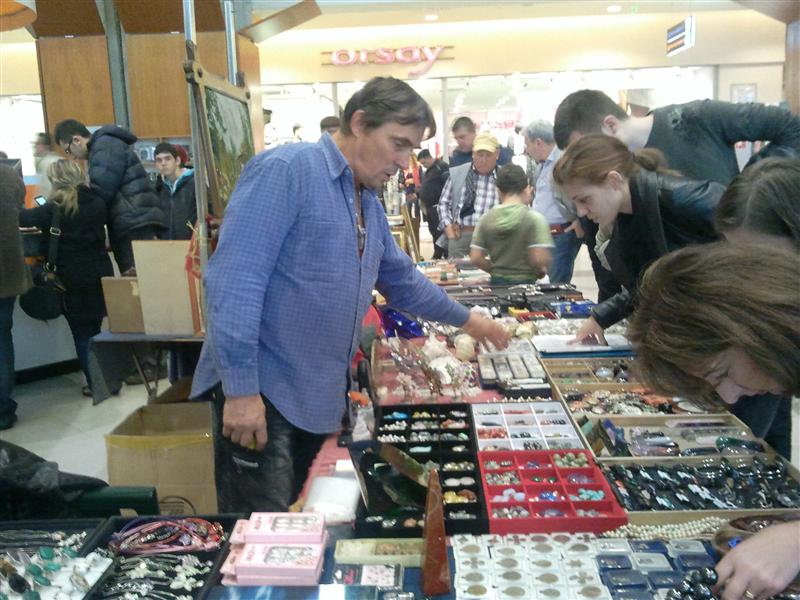 Căşti naziste de vânzare la un târg de antichităţi din mall FOTO / VIDEO