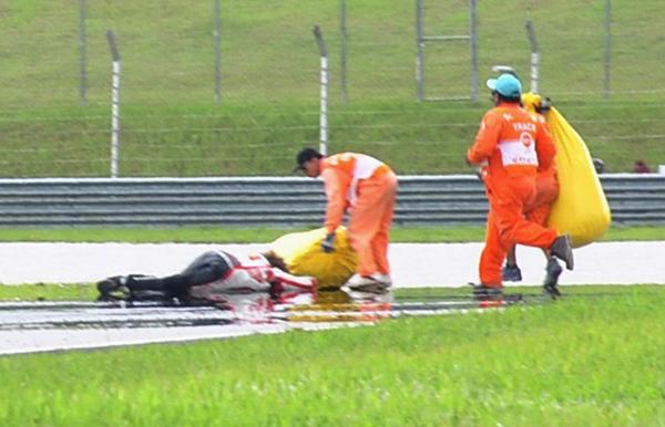 Pilotul italian Marco Simoncelli, grav rănit la Grand Prix-ul Malaysiei, a murit