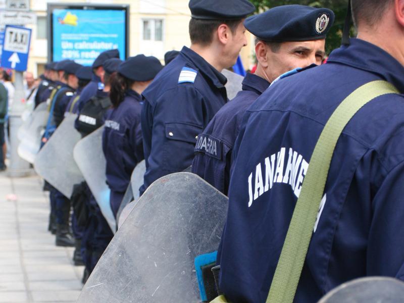 Jandarmii împart pliante clujenilor ca să-i îndemne să doneze sânge