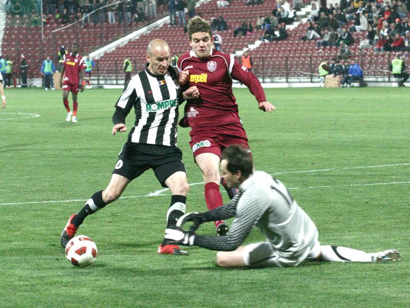 Primă istorică: 15.000 de euro iau fotbaliştii de la CFR dacă înving pe Dinamo şi 
