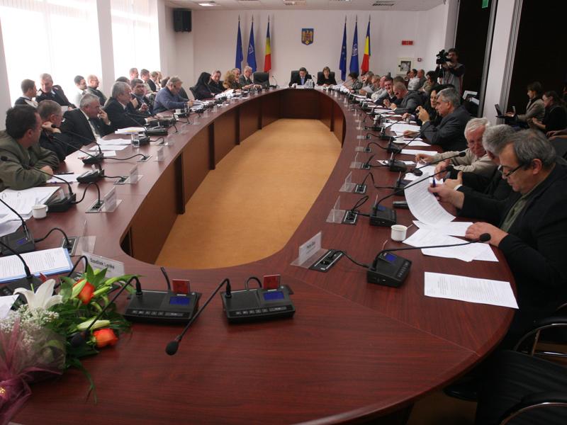 Consiliul Judeţean ia la verificat licitaţiile ultimilor şapte ani