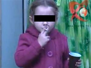 Fetiţă de şase ani care fumează “cot la cot” cu mama ei  