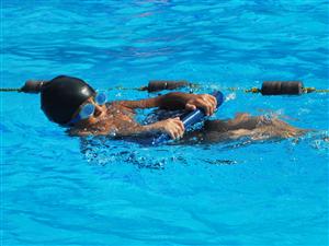 Atenţie la cursurile de înot! Peste 60 de copiii, supravegheaţi doar de trei persoane
