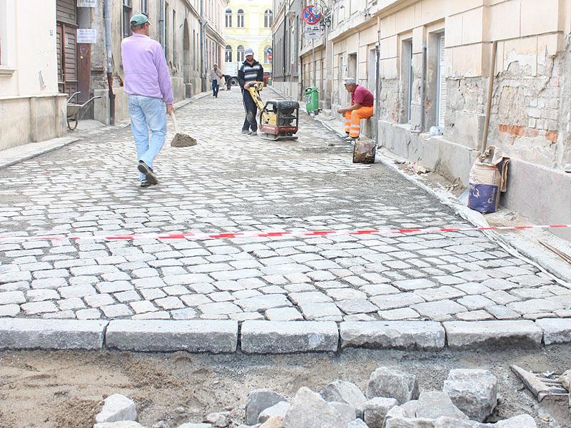 Contractul de achiziţie a pietrei cubice pentru pietonalele Clujului, verificat de procurorii DNA
