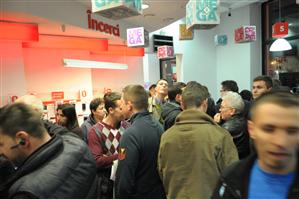 Aglomeraţie la lansarea noului iPhone 4S. Vezi cât costă în România FOTO / VIDEO