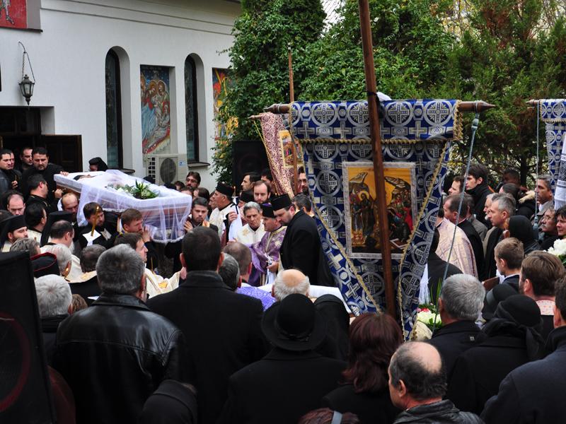 Părintele Dumitru Toadere şi soţia lui, conduşi pe ultimul drum de sute de oameni